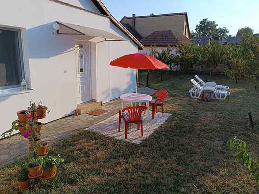 Romantic private garden with wood-fired hot tub in Subotica