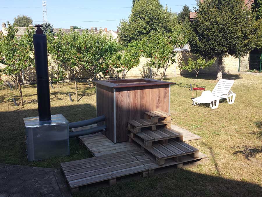 Private garden retreat in Subotica with a wood-fired hot tub for couples
