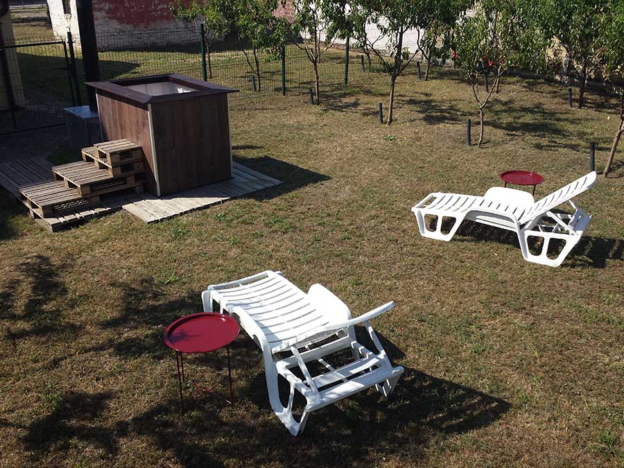 Private wood-fired hot tub with sun loungers in Subotica garden
